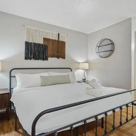 Central Austin Studio Pets Allowed And Free Prkg